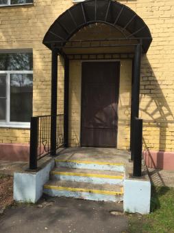 На дверях входа и выхода имеются желтые метки, на лестницах расположены напольные метки для слабовидящих людей.